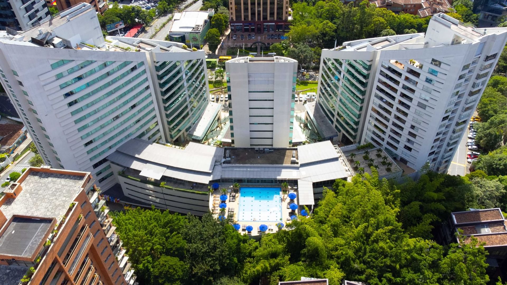Fachada del Hotel San Fernando Plaza en Medellín